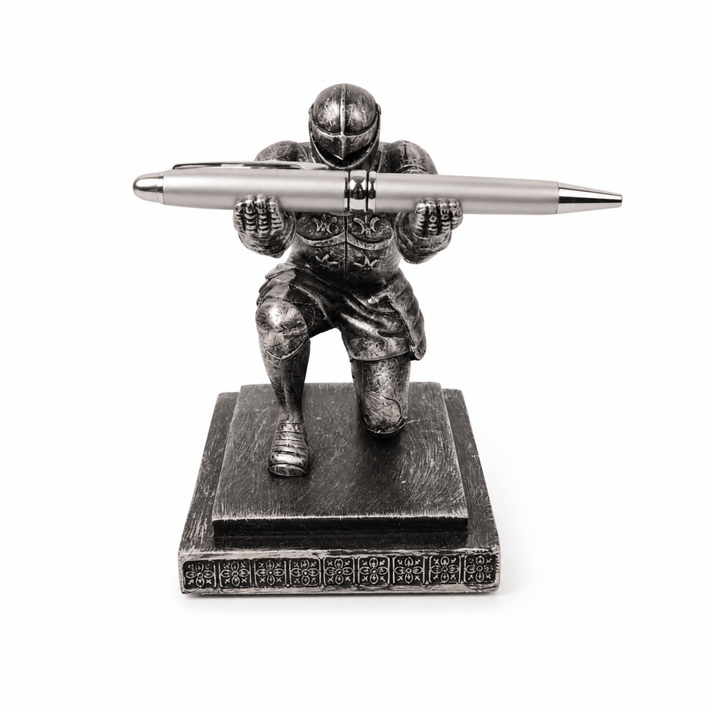 CraftMystic Organizator birou Suport cu Pix / Stilou Cavaler Medieval din Rasina - Organizare Eleganta si Inspiratie pentru Birou
