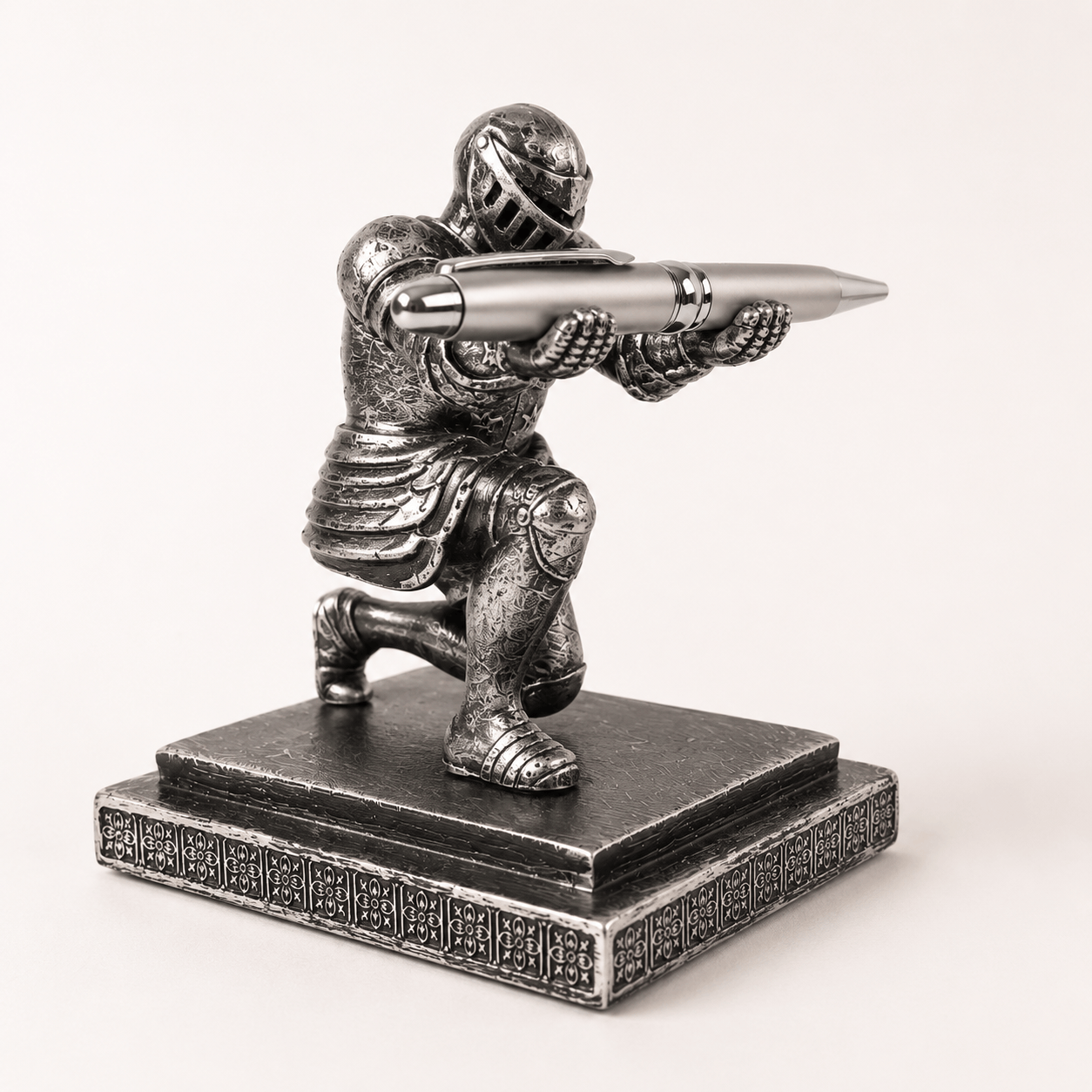 CraftMystic Organizator birou Suport cu Pix / Stilou Cavaler Medieval din Rasina - Organizare Eleganta si Inspiratie pentru Birou